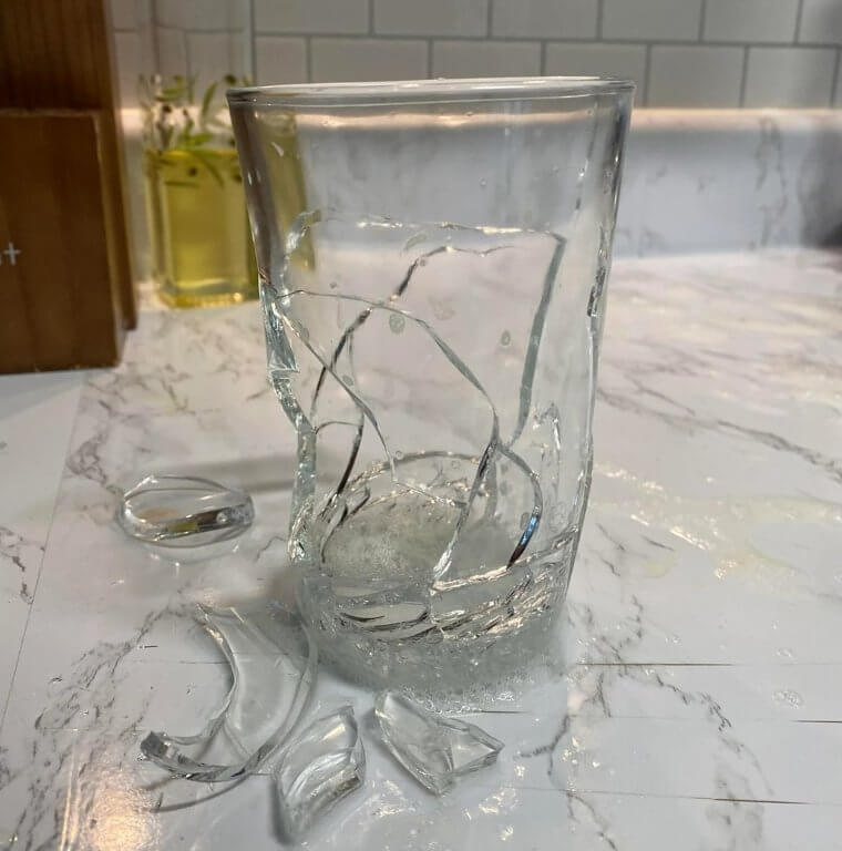 Avoid Putting Cracked Dishes In The Microwave