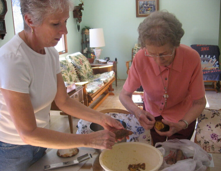 Soak Potatoes in Cold Water Before Peeling to Make It Easier